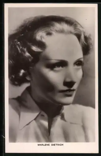 AK Schauspielerin Marlene Dietrich im weissen Hemd