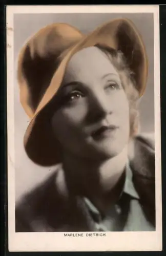 AK vertraäumt blickende Marlene Dietrich, Schauspielerin