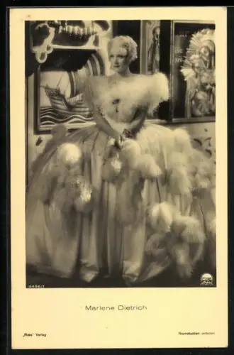 AK Schauspielerin Marlene Dietrich im eleganten Kleid