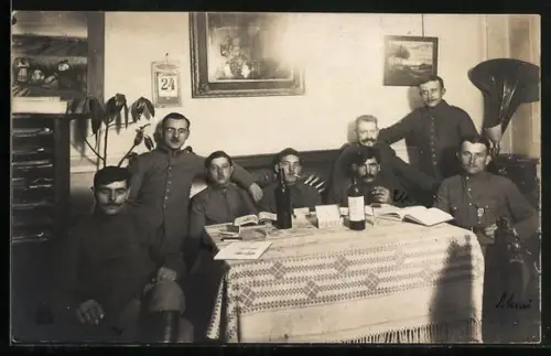 Foto-AK Soldaten mit Grammophon