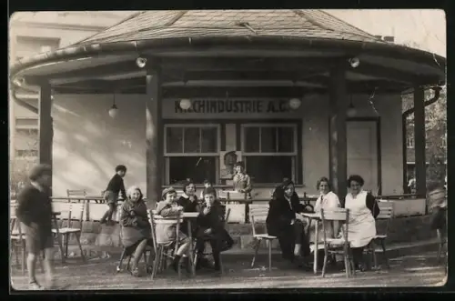 Foto-AK Melk, Milchbar im Park mit Besuchern