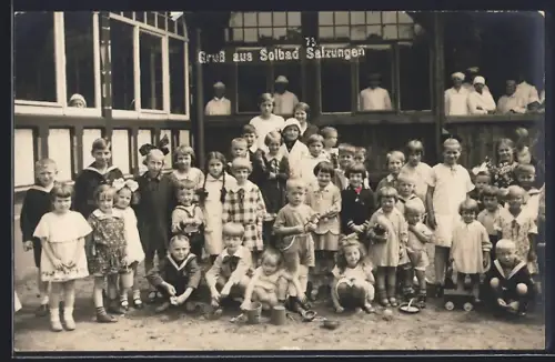 AK Bad Salzungen, Kindergruppe vor Gebäude