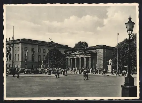 AK Berlin, Ehrenmal und Universität, parkende Autos und viele Menschen