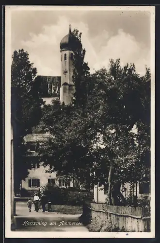 AK Herrsching am Ammersee, Kirche, Strassenansicht, Spaziergänger