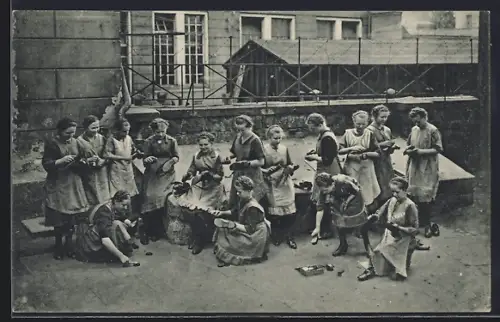 AK Dresden-Neustadt, Evangl.-luth. Diakonissen-Anstalt, Marthaschule, Beim Schuhputzen