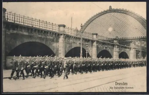 AK Dresden, Parade der Grenadiere am Bahnhof Wettinerstrasse
