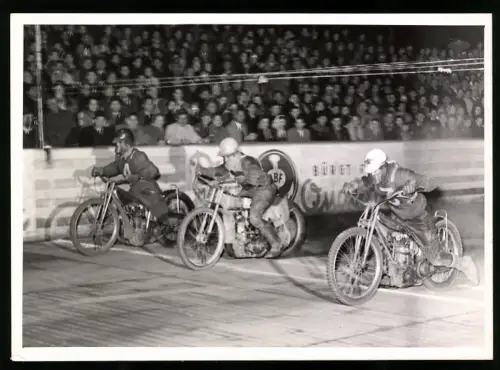 Fotografie Speedway Motorradrennen, Rennfahrer auf ihren Rennmotorrädern kurz vor dem Start