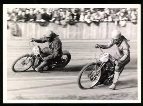 Fotografie Speedway Motorradrennen, Rennfahrer mit Startnummer 2 und 6 im Kurvenkampf