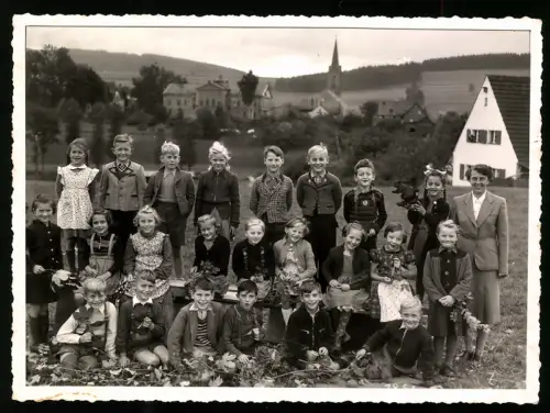 Fotografie Erwin Stenglein, Ansicht Kulmbach, Klassenfoto mit Lehrerin am Ortsrand