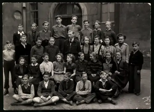 Fotografie Werner Bibelje, Berlin, Ansicht Berlin-Rummelsburg, Klassenfoto mit Lehrer auf dem Schulhof