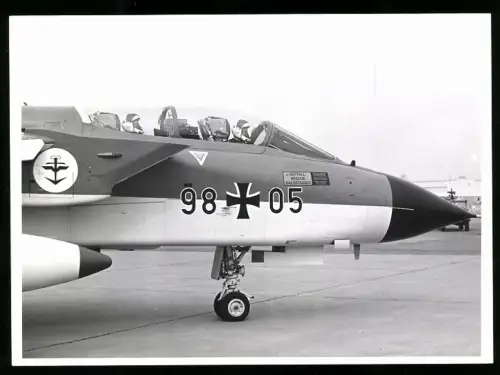 Fotografie Flugzeug Tornardo, Kampfjet Marinegeschwader 98-05 mit Staffelabzeichen