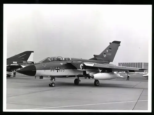 Fotografie Flugzeug Tornardo, Kampfjet Marinegeschwader 98-05 mit Staffelabzeichen im Fliegerhorst
