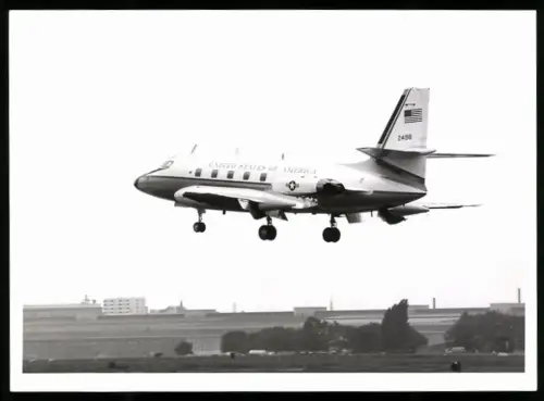 Fotografie Flughafen Berlin-Tempelhof, Flugzeug North American T-39 USAF 24198 im Landeanflug