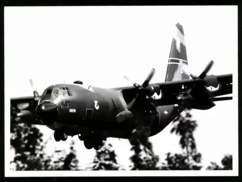 Fotografie Flugzeug Lockheed C-130 Hercules USAF 1828 im Landeanflug