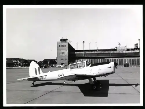Fotografie Flughafen Berlin-Tempelhof, Flugzeug Chipmunk T10 Kennung WZ862 mit Tower im Hintergrund
