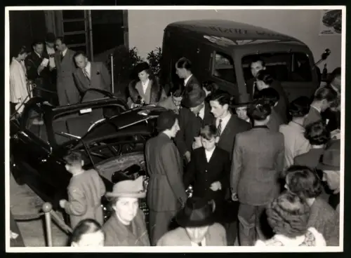 3 Fotografien Automobil-Ausstellung Österreich, Auto - Messestand Gutbrod Fahrzeuge, Standard GmbH u.a.