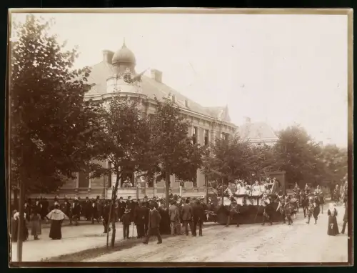 4 Fotografien unbekannter Fotograf, Ansicht Wien - Vienna, historischer Festumzug mit verschiedenen Festwagen & Reitern