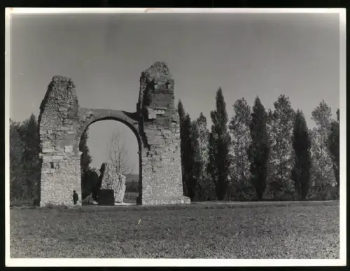 3 Fotografien Ansicht Petronell-Carnuntum / Niederösterreich, Heidentor, Ruine eines Legionslagers am Limes