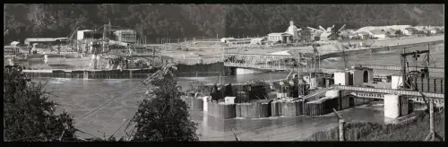2 Fotografien unbekannter Fotograf, Ansicht Untergriesbach, Wasserkraftwerk Jochenstein 1954, Panorama der Baustelle