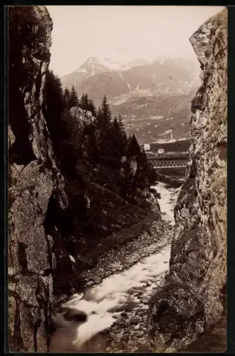 Fotografie unbekannter Fotograf, Ansicht Airolo, Blick durch die Stalvedro Schlucht nach dem Ort