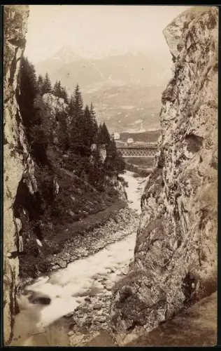 Fotografie unbekannter Fotograf, Ansicht Airolo, Blick aus der Stalvedroschlucht nach dem Ort