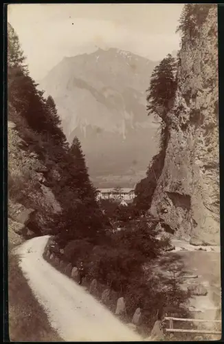 Fotografie unbekannter Fotograf, Ansicht Ragaz, Strassenverlauf mit Blick zum Ort
