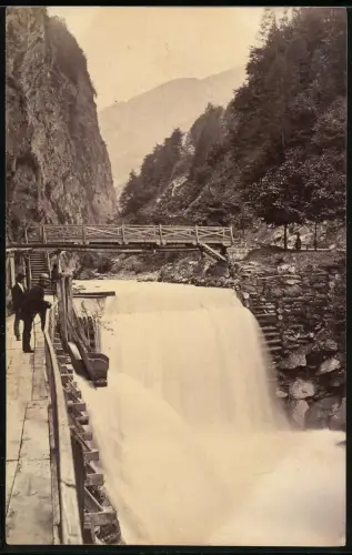 Fotografie unbekannter Fotograf, Ansicht Ragaz, Holzweg und Brücke am Taminafall