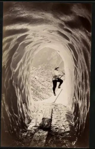 Fotografie unbekannter Fotograf, Ansicht Grindelwald, Gletschertunnel am Grindelwaldgletscher