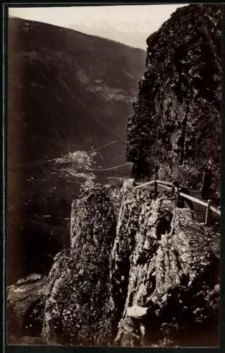 Fotografie unbekannter Fotograf, Ansicht Charmonix-Mont-Blanc, Blick vom Berg nach dem Ort