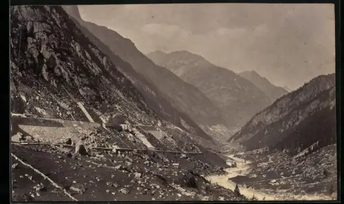 Fotografie unbekannter Fotograf, Ansicht Göschenen, Blick auf den Gotthardpass