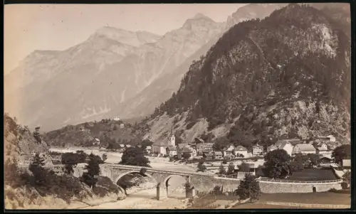 Fotografie unbekannter Fotograf, Ansicht Amsteg, Blick auf den Ort mit Bergpanorama