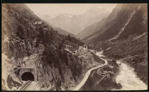 Fotografie unbekannter Fotograf, Ansicht Wassen, Blick in das Reusstal mit Gotthardbahntunnel