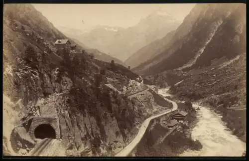 Fotografie unbekannter Fotograf, Ansicht Wassen, Gotthardbahntunnel im Reusstal