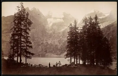 Fotografie unbekannter Fotograf, Ansicht Kandersteg, Blick auf den Oeschinensee mit Bergmassiv