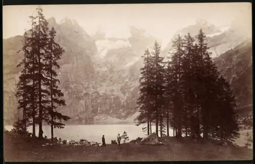Fotografie unbekannter Fotograf, Ansicht Kandersteg, Bergmassiv am Oeschinensee