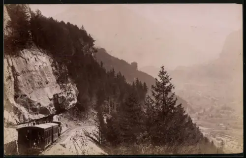 Fotografie unbekannter Fotograf und Ort, Brünigbahn beim Aufstieg am Berg