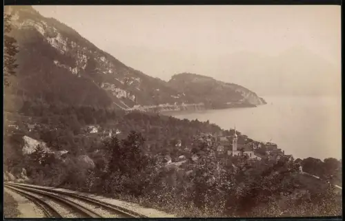 Fotografie unbekannter Fotograf, Ansicht Vitznau, Blick von den Schienen nach dem Ort am See