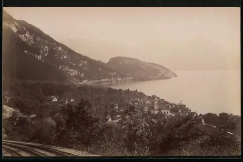 Fotografie unbekannter Fotograf, Ansicht Vitznau, Gleiser der Vitznau-Rigibahn mit Blick zum Ort