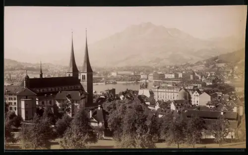 Fotografie unbekannter Fotograf, Ansicht Luzern, Blick über die Stadt mit Kirche