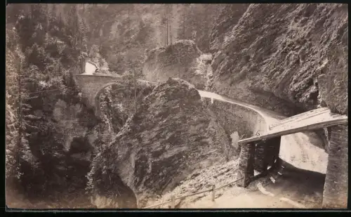 Fotografie unbekannter Fotograf, Ansicht Thusis, Strassenverlauf in der Viamala Schlucht