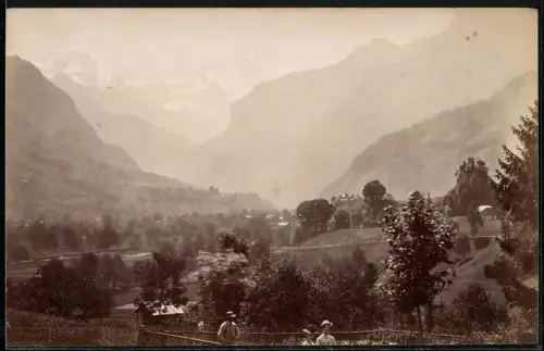 Fotografie unbekannter Fotograf, Ansicht Interlaken, Blick von der Promenade in das Tal