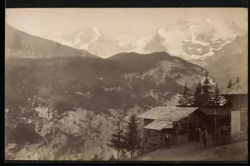 Fotografie unbekannter Fotograf, Ansicht Interlaken, Gasthof Joh. von Allmen mit Bergpanorama