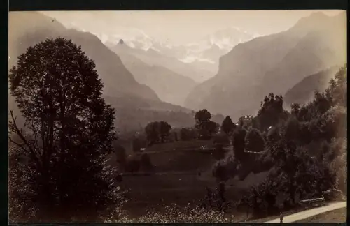 Fotografie unbekannter Fotograf, Ansicht Interlaken, Blick in das Tal mit Bergen
