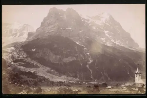 Fotografie unbekannter Fotograf, Ansicht Grindelwald, Teilansicht mit Kirche und Berg