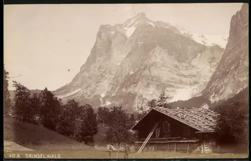 Fotografie unbekannter Fotograf, Ansicht Grindelwald, altes Holzhaus mit Bergmassiv