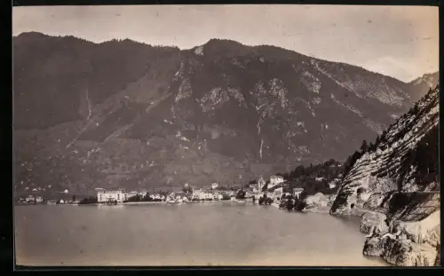 Fotografie unbekannter Fotograf, Ansicht Brunnen, Blick über den See nach dem Ort