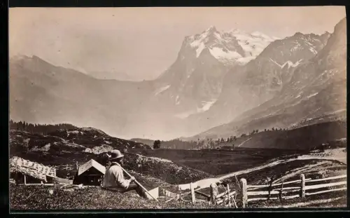 Fotografie unbekannter Fotograf, Ansicht Wetterhorn, Senner auf der Alm mit Blick zu den Bergen