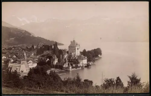 Fotografie unbekannter Fotograf, Ansicht Oberhofen / Thunersee, Blick nach dem Ort mit Schloss