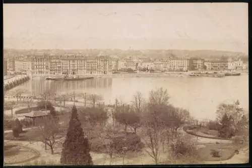 Fotografie unbekannter Fotograf, Ansicht Genf, Blick nach der Stadt mit See