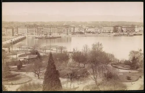 Fotografie unbekannter Fotograf, Ansicht Genf, Blick über den Park nach der Stadt
